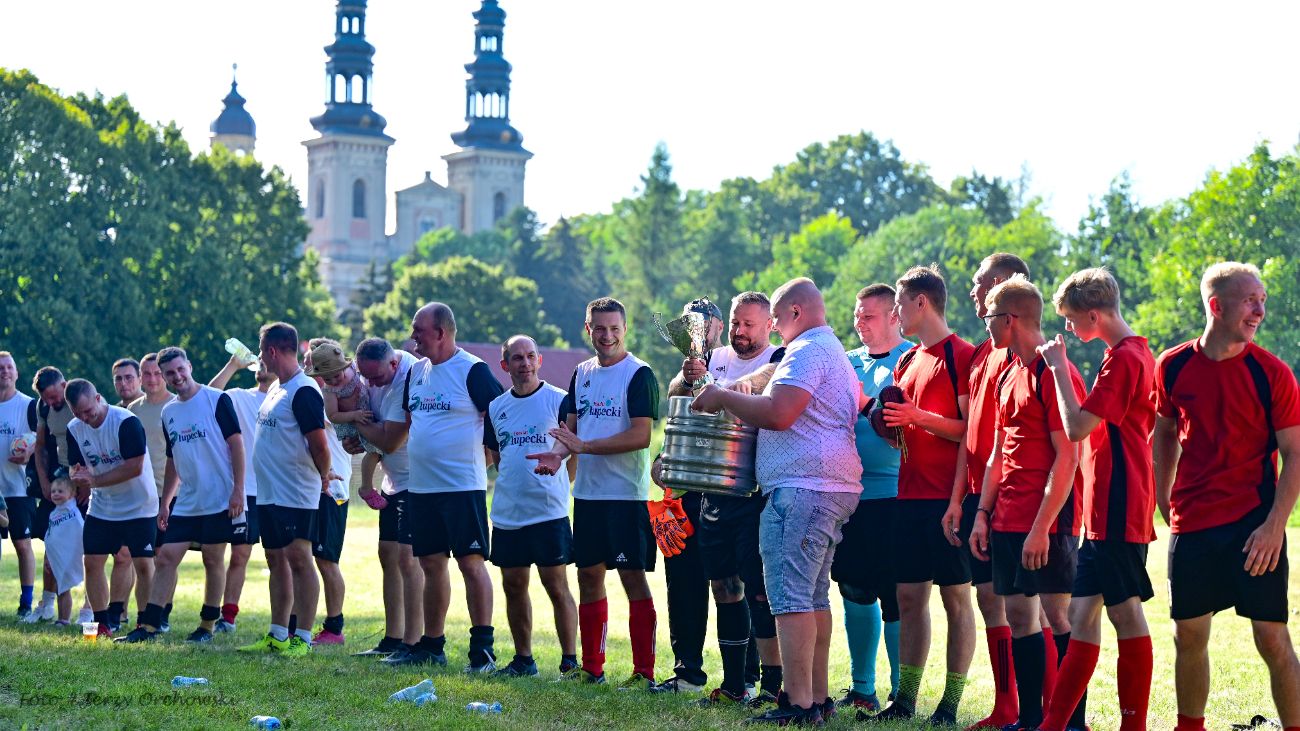 Grali o beczkę piwa. Kolejna odsłona kultowego meczu ZDJĘCIA