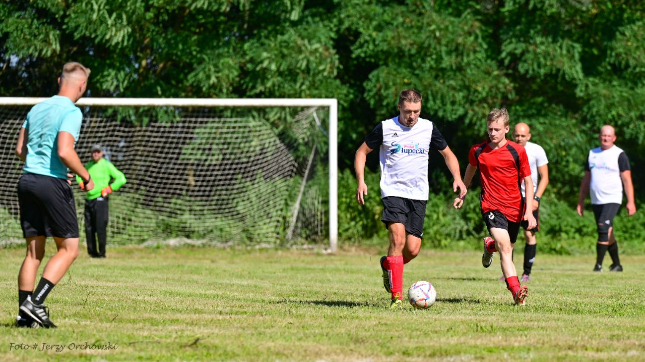 Grali o beczkę piwa. Kolejna odsłona kultowego meczu ZDJĘCIA