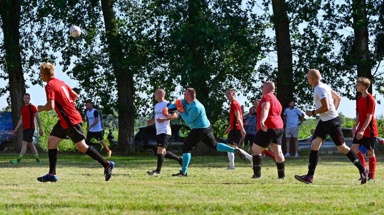 Grali o beczkę piwa. Kolejna odsłona kultowego meczu ZDJĘCIA