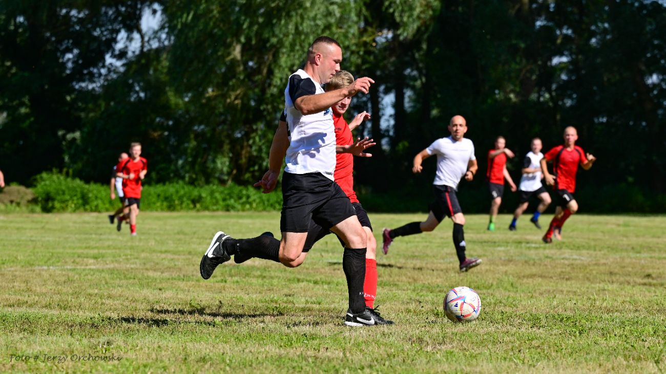 Grali o beczkę piwa. Kolejna odsłona kultowego meczu ZDJĘCIA