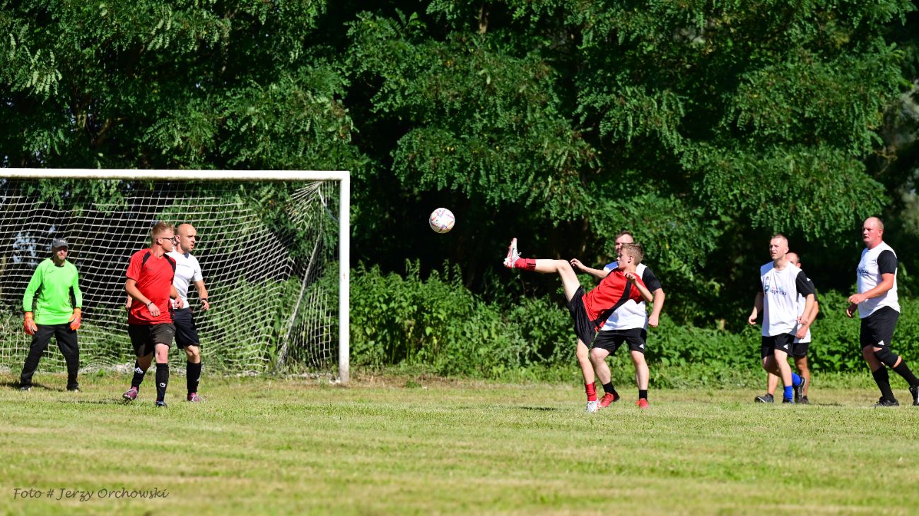 Grali o beczkę piwa. Kolejna odsłona kultowego meczu ZDJĘCIA
