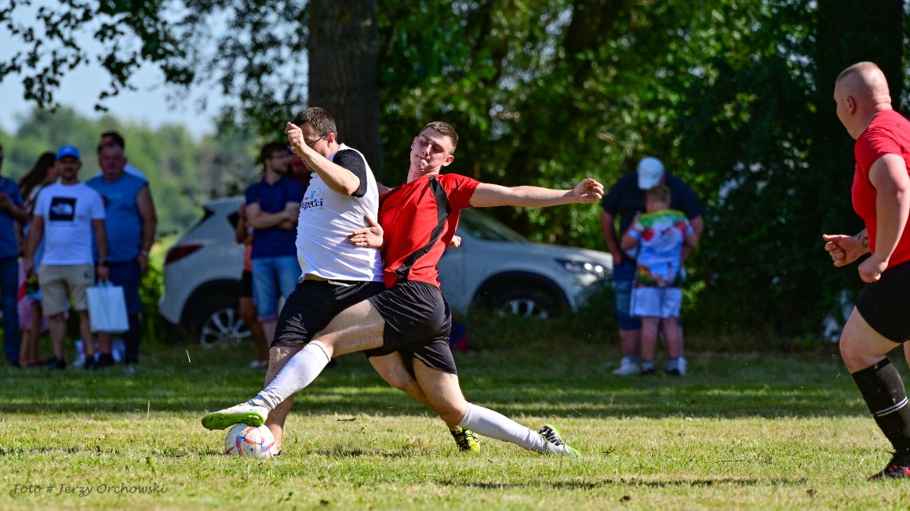 Grali o beczkę piwa. Kolejna odsłona kultowego meczu ZDJĘCIA