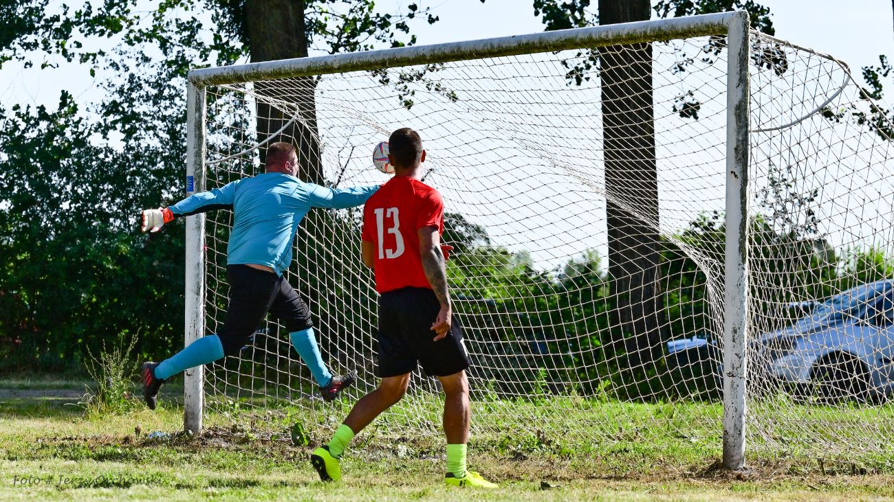Grali o beczkę piwa. Kolejna odsłona kultowego meczu ZDJĘCIA