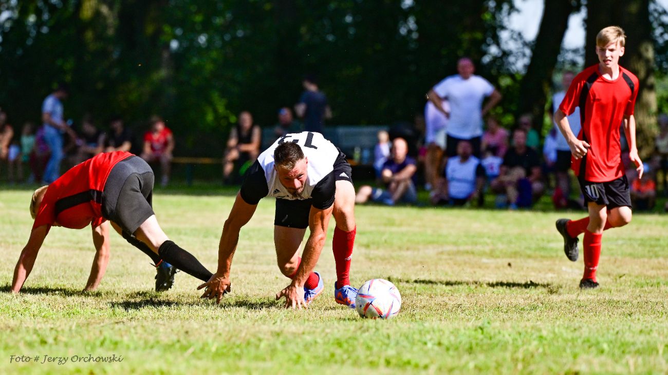 Grali o beczkę piwa. Kolejna odsłona kultowego meczu ZDJĘCIA