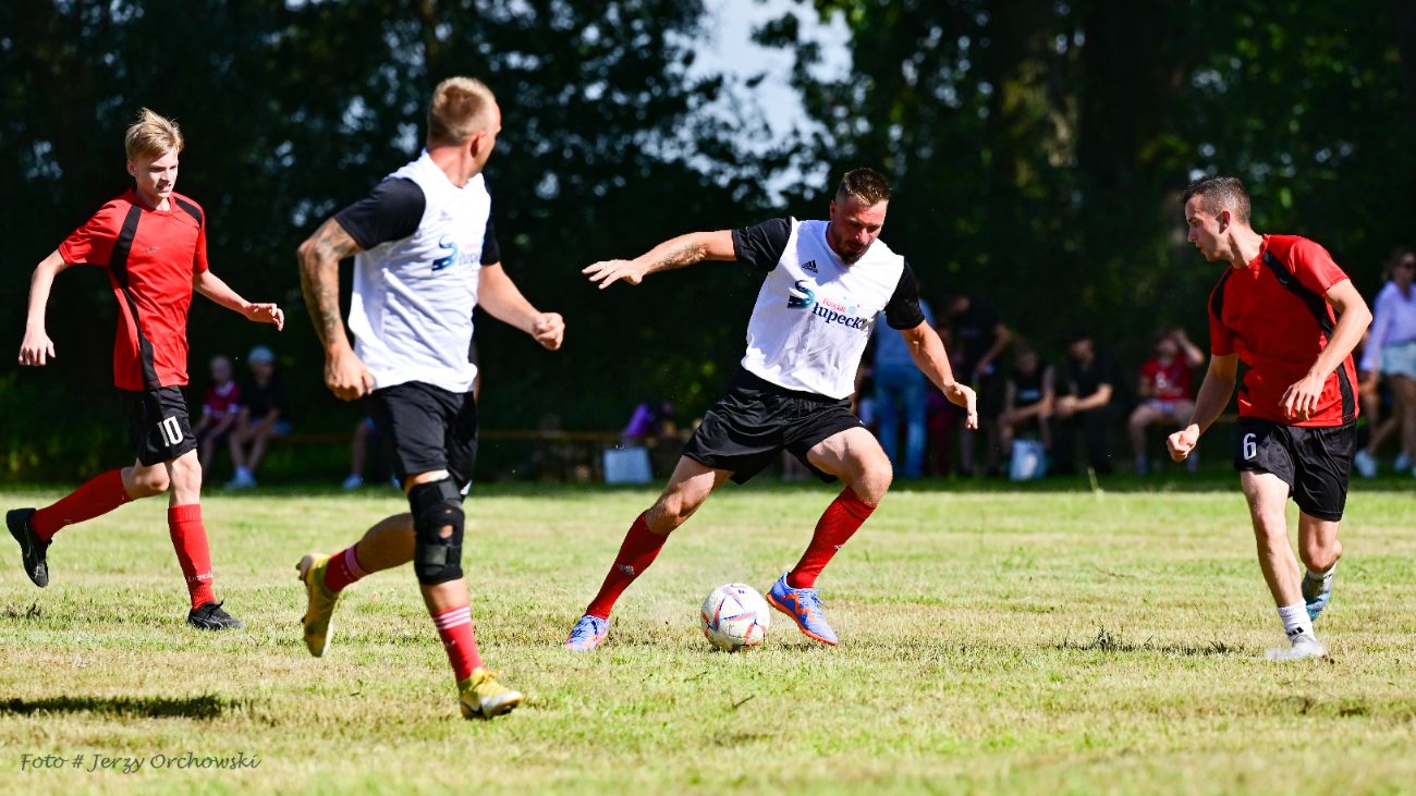 Grali o beczkę piwa. Kolejna odsłona kultowego meczu ZDJĘCIA