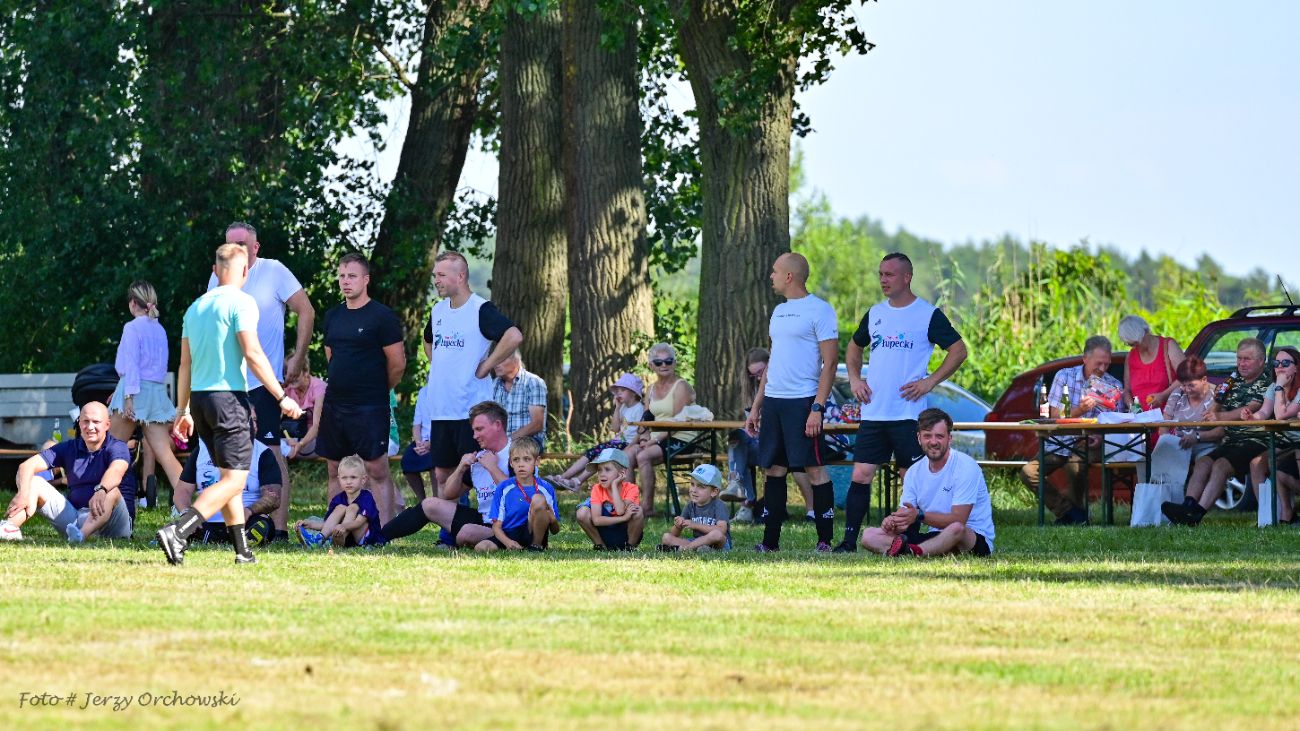 Grali o beczkę piwa. Kolejna odsłona kultowego meczu ZDJĘCIA