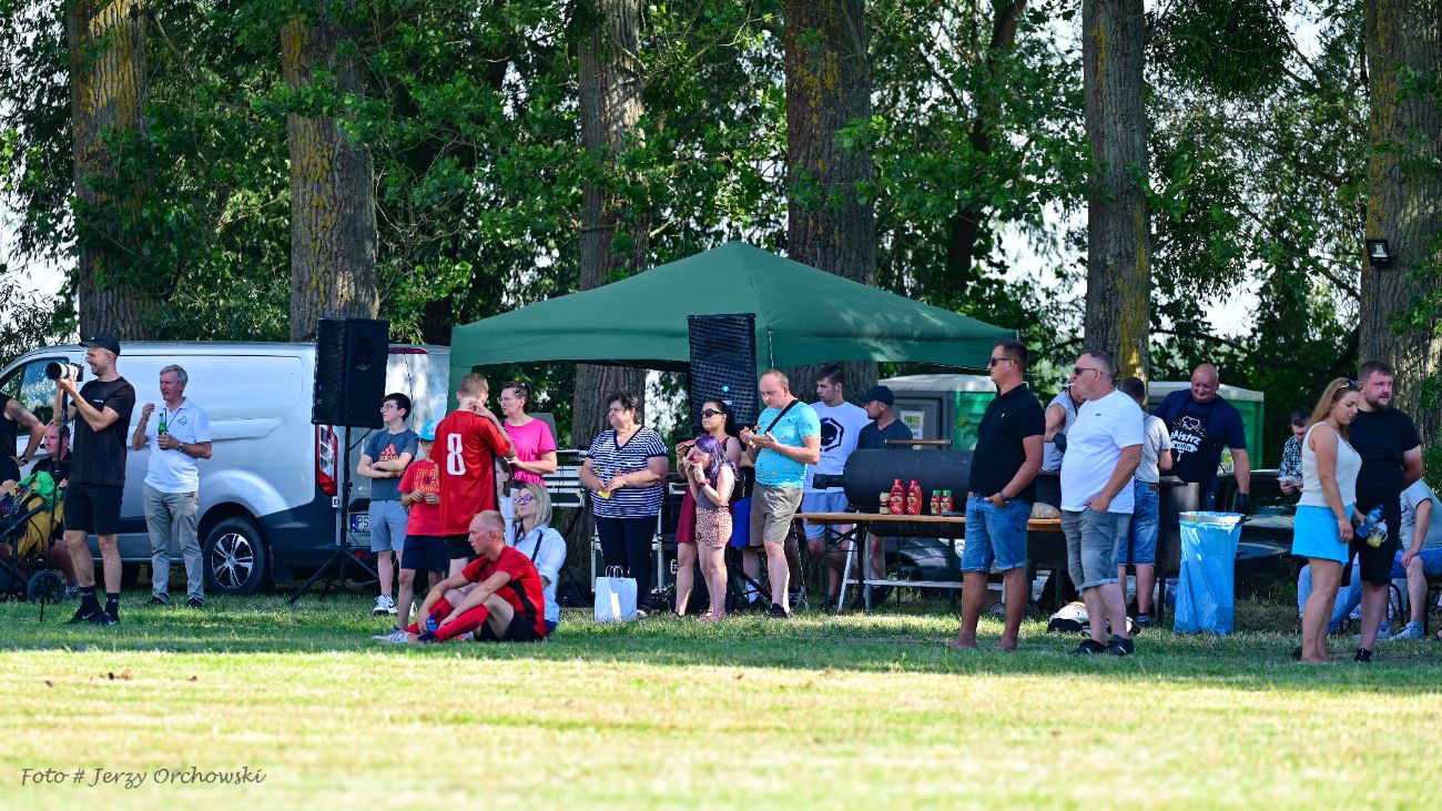 Grali o beczkę piwa. Kolejna odsłona kultowego meczu ZDJĘCIA