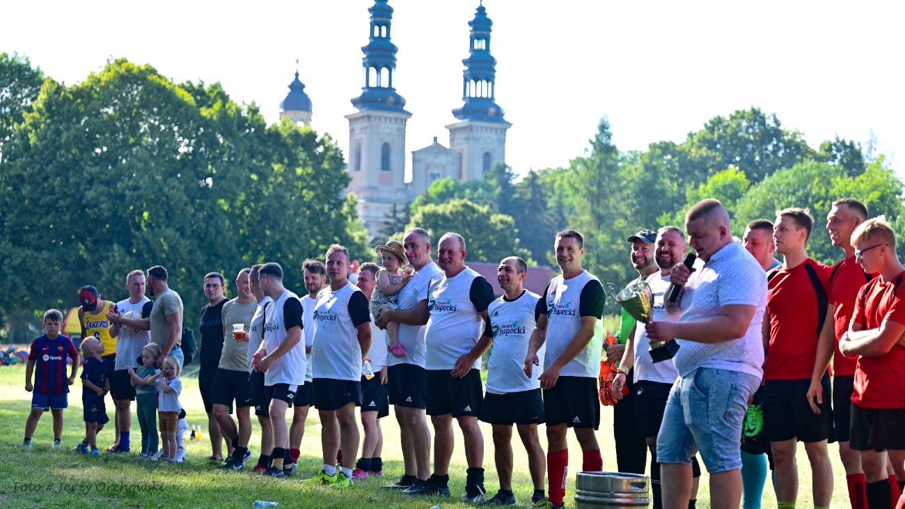Grali o beczkę piwa. Kolejna odsłona kultowego meczu ZDJĘCIA