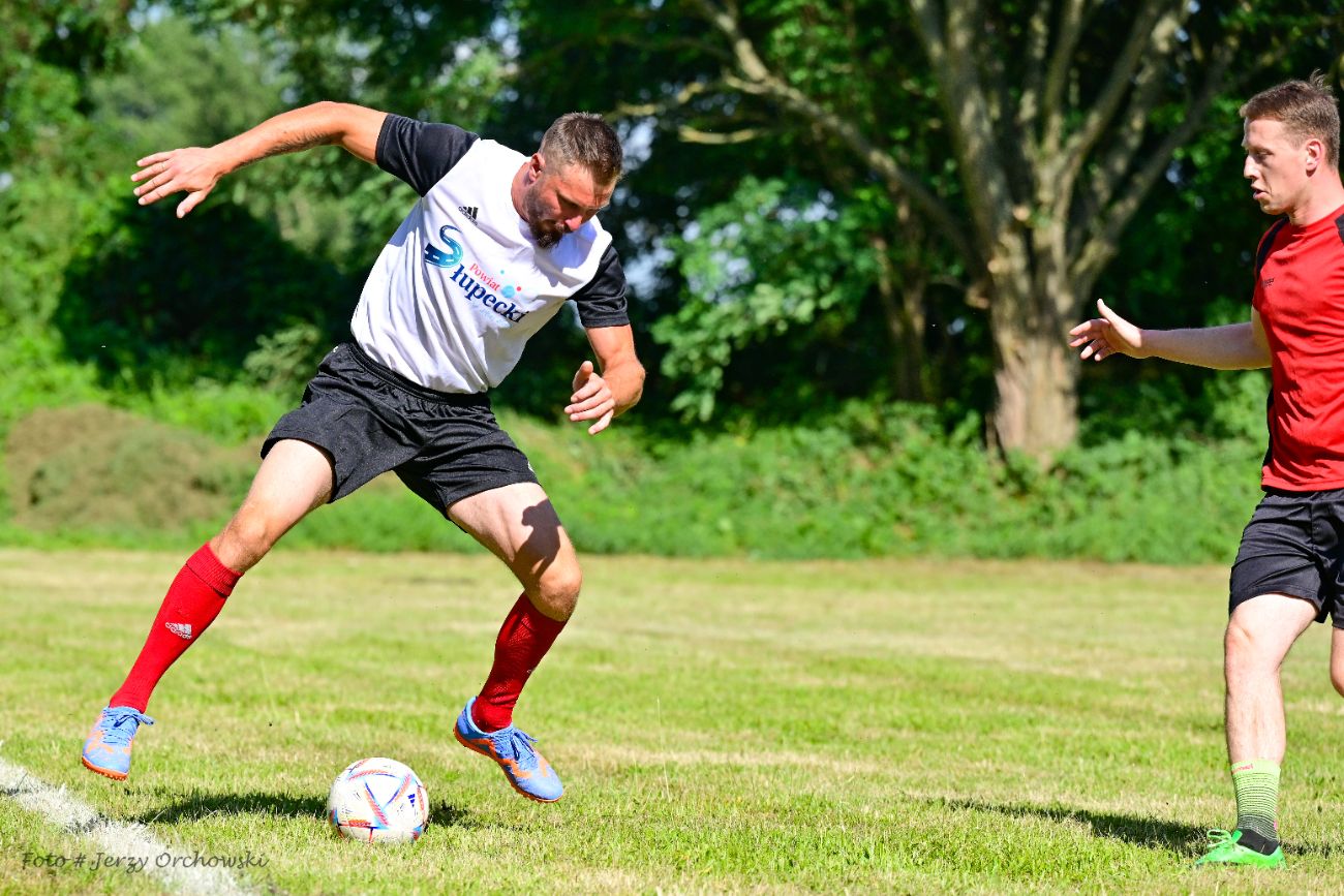 Grali o beczkę piwa. Kolejna odsłona kultowego meczu ZDJĘCIA