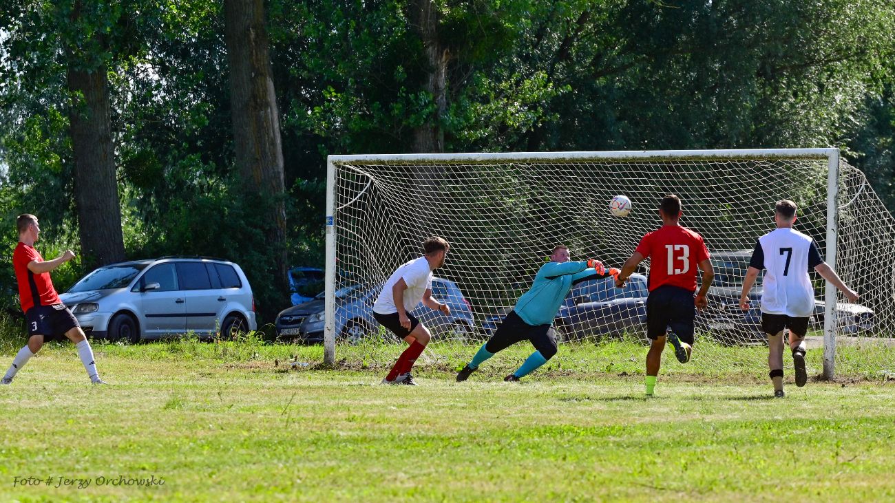 Grali o beczkę piwa. Kolejna odsłona kultowego meczu ZDJĘCIA