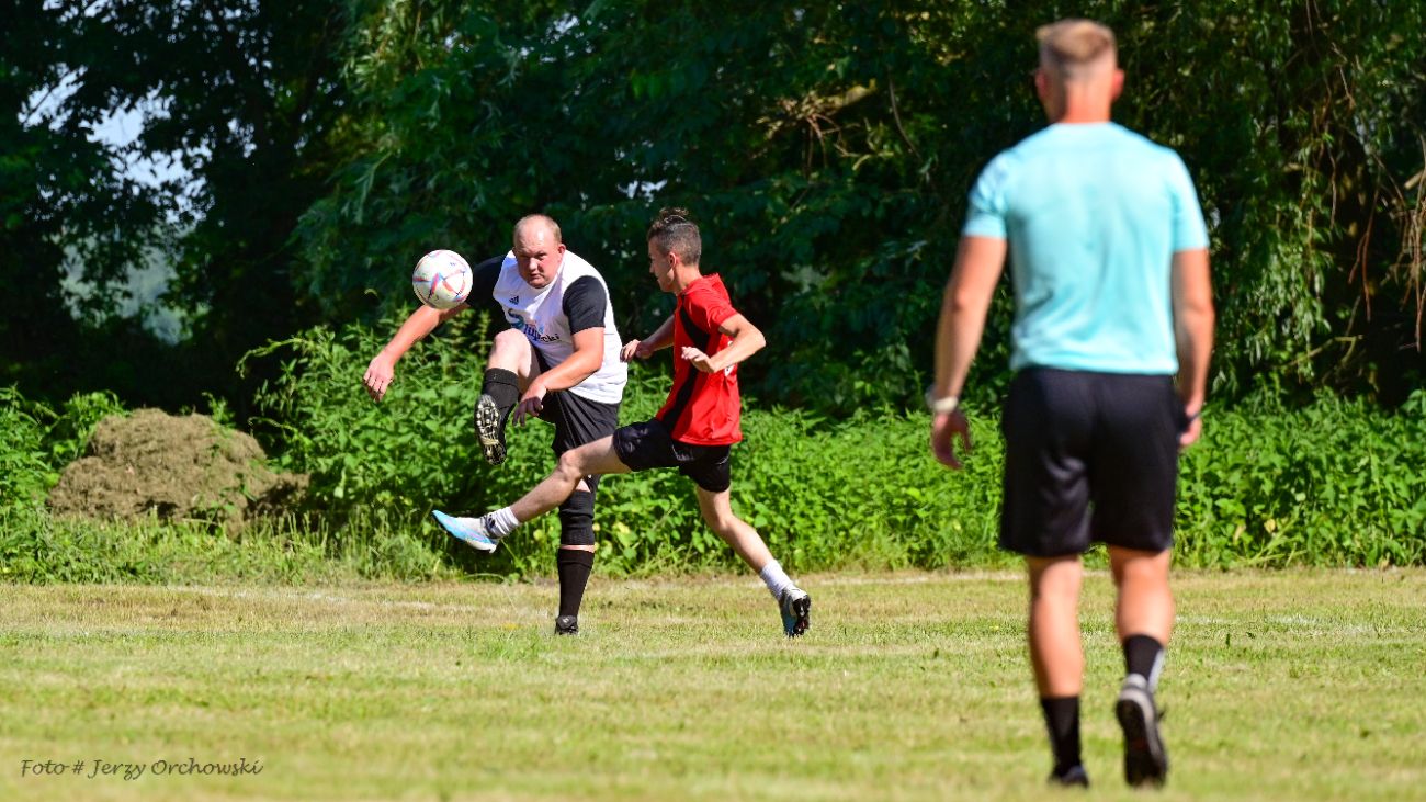 Grali o beczkę piwa. Kolejna odsłona kultowego meczu ZDJĘCIA