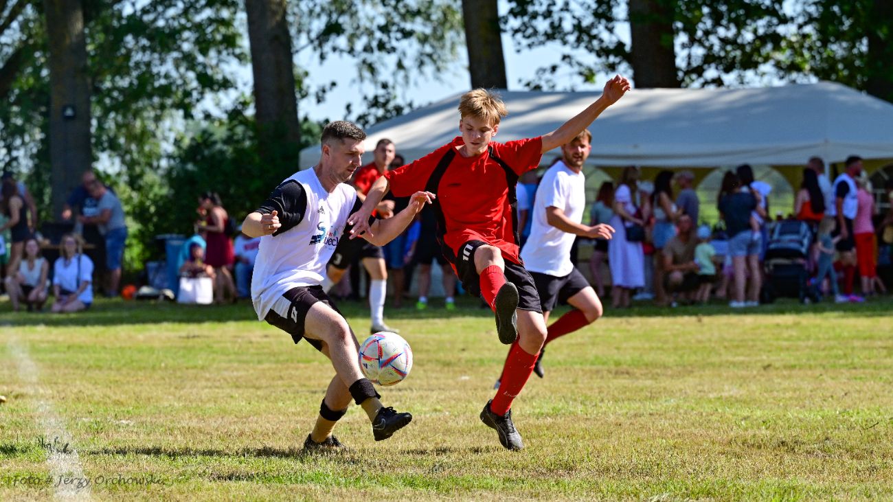 Grali o beczkę piwa. Kolejna odsłona kultowego meczu ZDJĘCIA