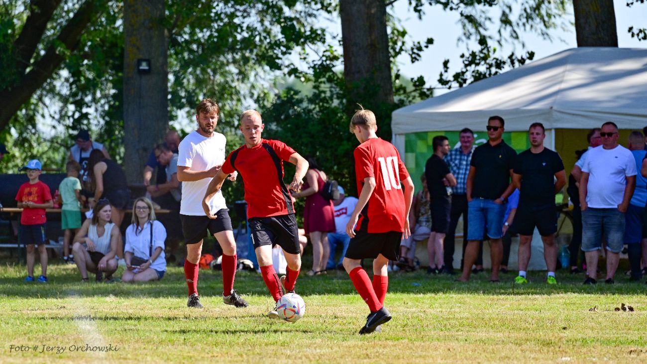 Grali o beczkę piwa. Kolejna odsłona kultowego meczu ZDJĘCIA