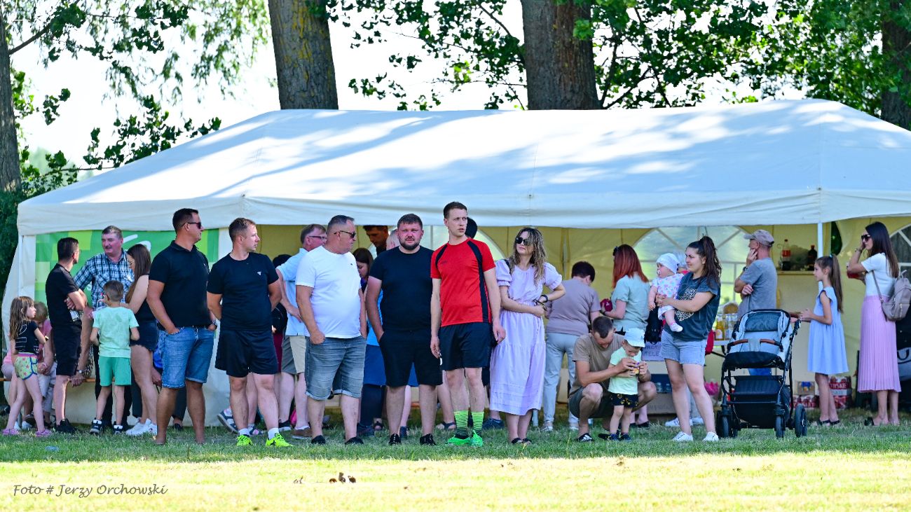 Grali o beczkę piwa. Kolejna odsłona kultowego meczu ZDJĘCIA