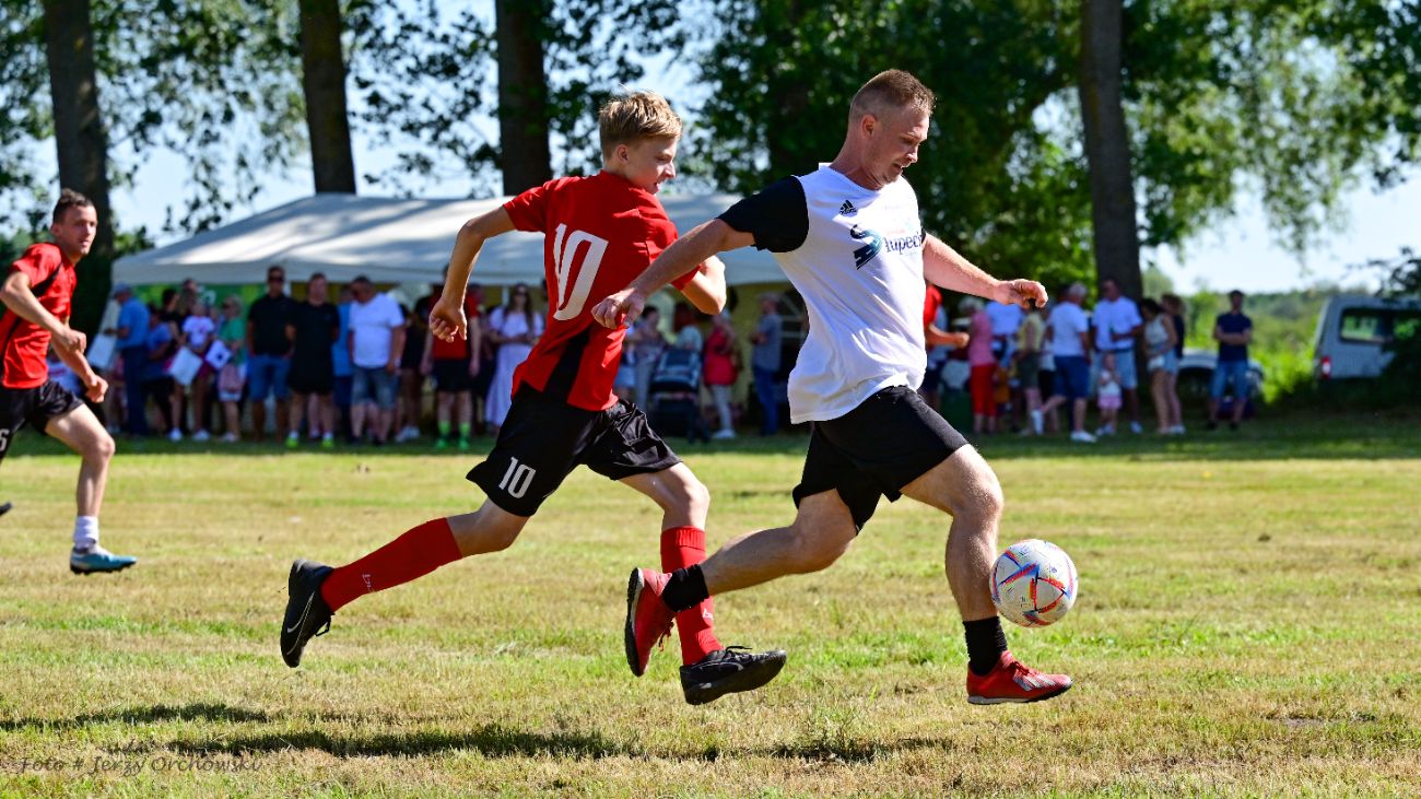 Grali o beczkę piwa. Kolejna odsłona kultowego meczu ZDJĘCIA