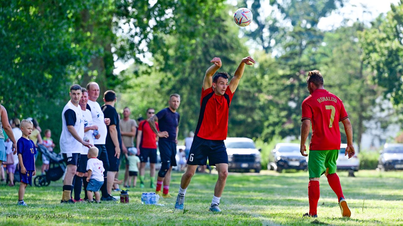 Grali o beczkę piwa. Kolejna odsłona kultowego meczu ZDJĘCIA