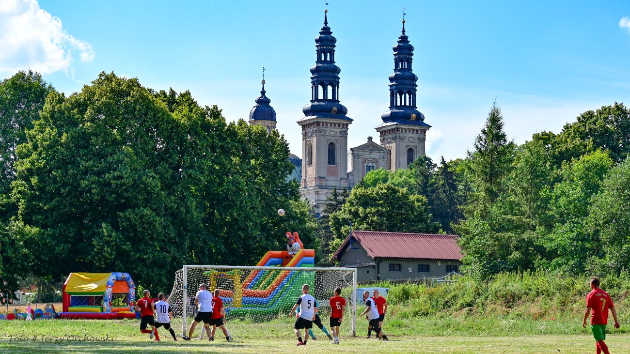 Grali o beczkę piwa. Kolejna odsłona kultowego meczu ZDJĘCIA