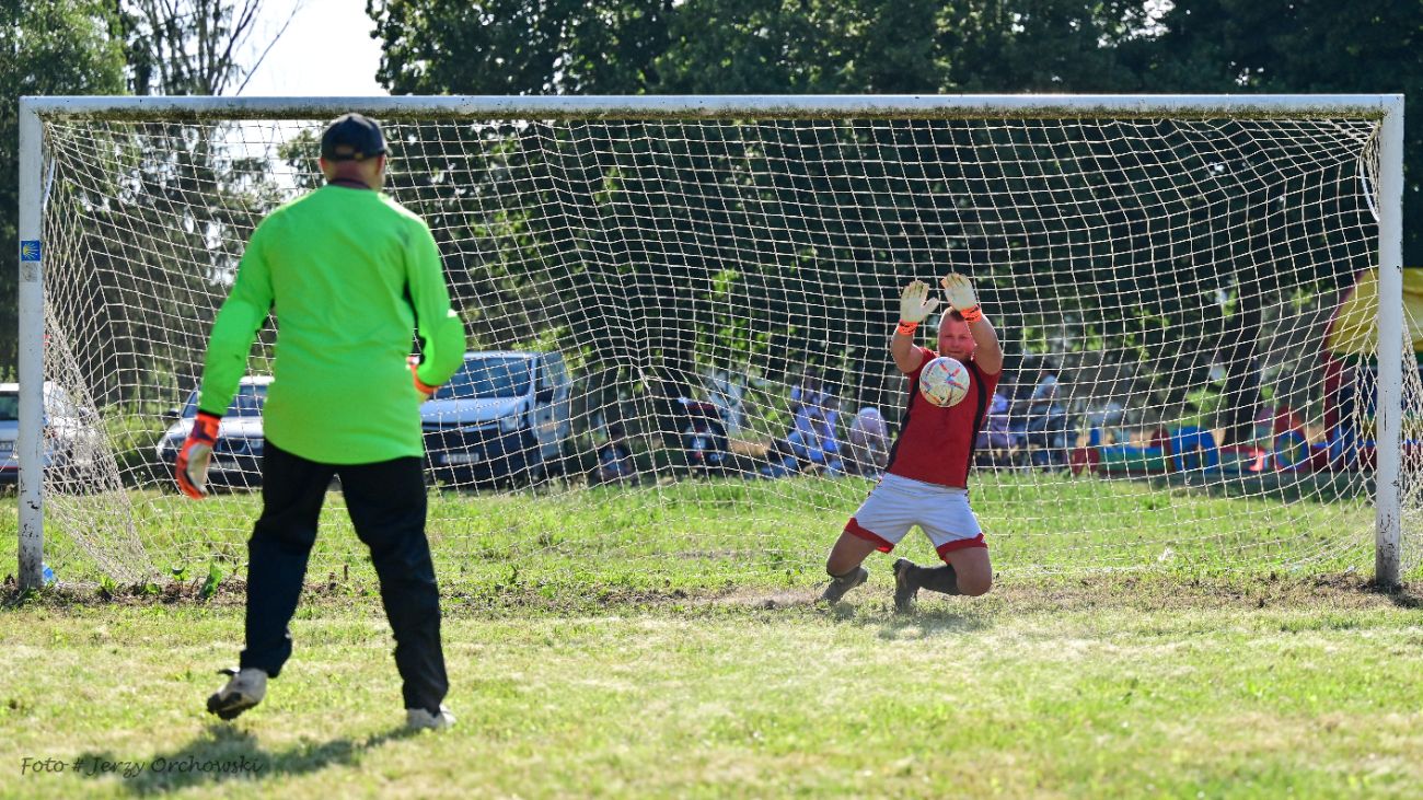 Grali o beczkę piwa. Kolejna odsłona kultowego meczu ZDJĘCIA