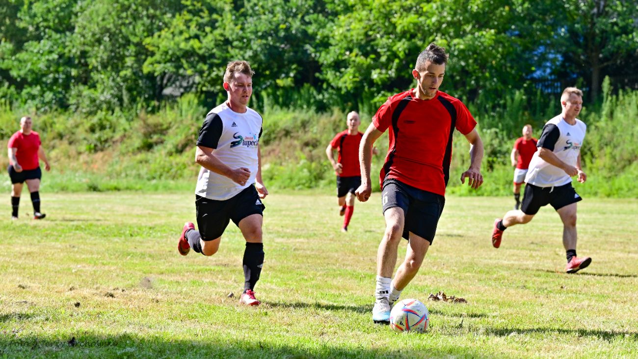 Grali o beczkę piwa. Kolejna odsłona kultowego meczu ZDJĘCIA