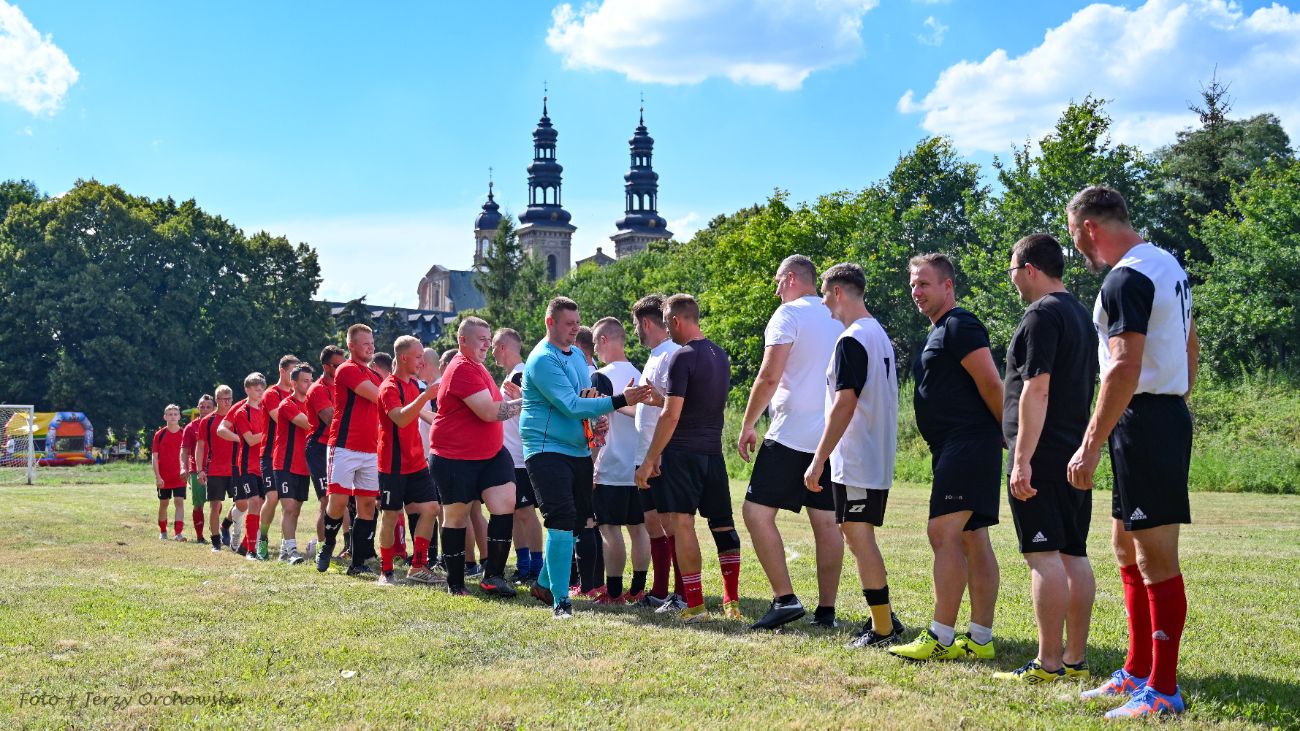 Grali o beczkę piwa. Kolejna odsłona kultowego meczu ZDJĘCIA