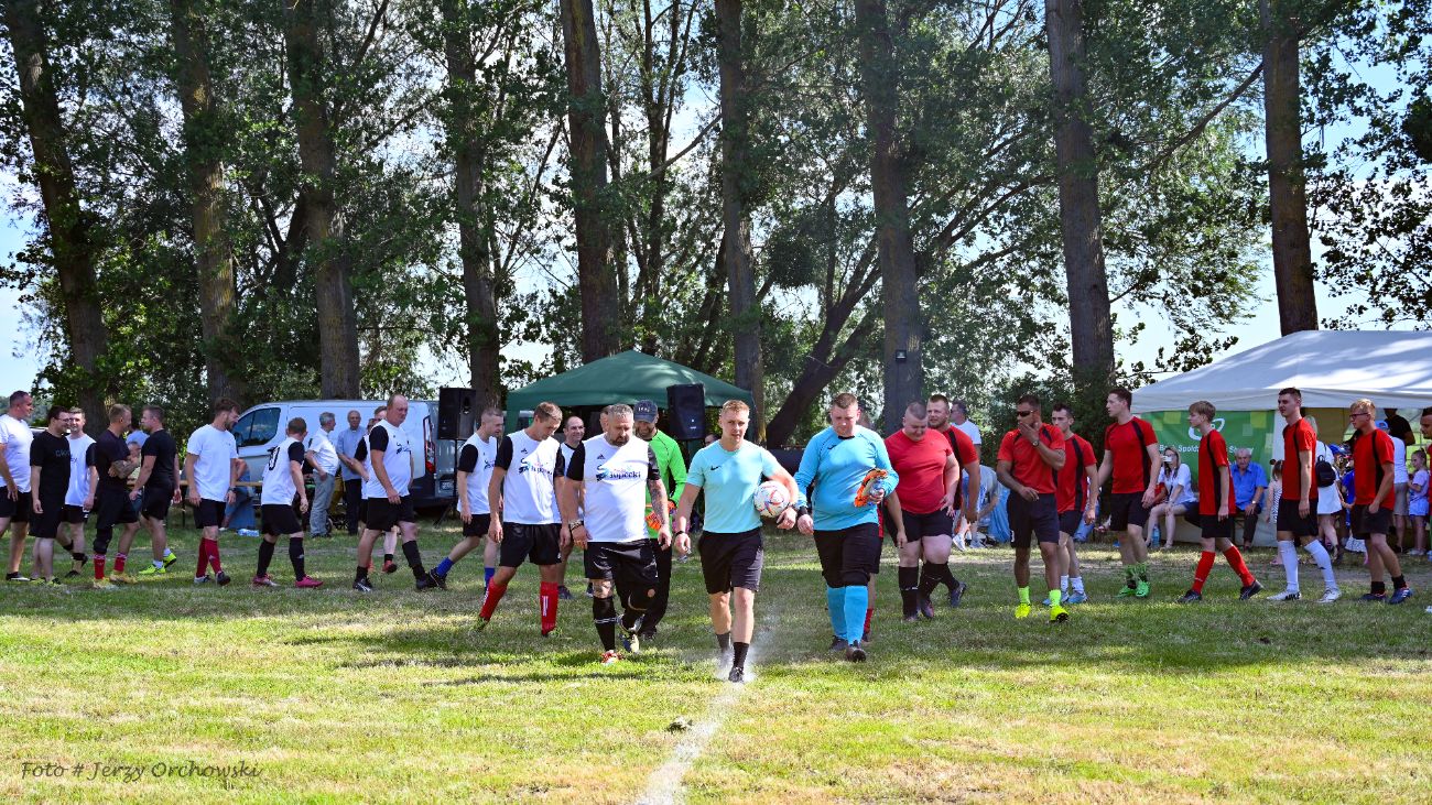 Grali o beczkę piwa. Kolejna odsłona kultowego meczu ZDJĘCIA