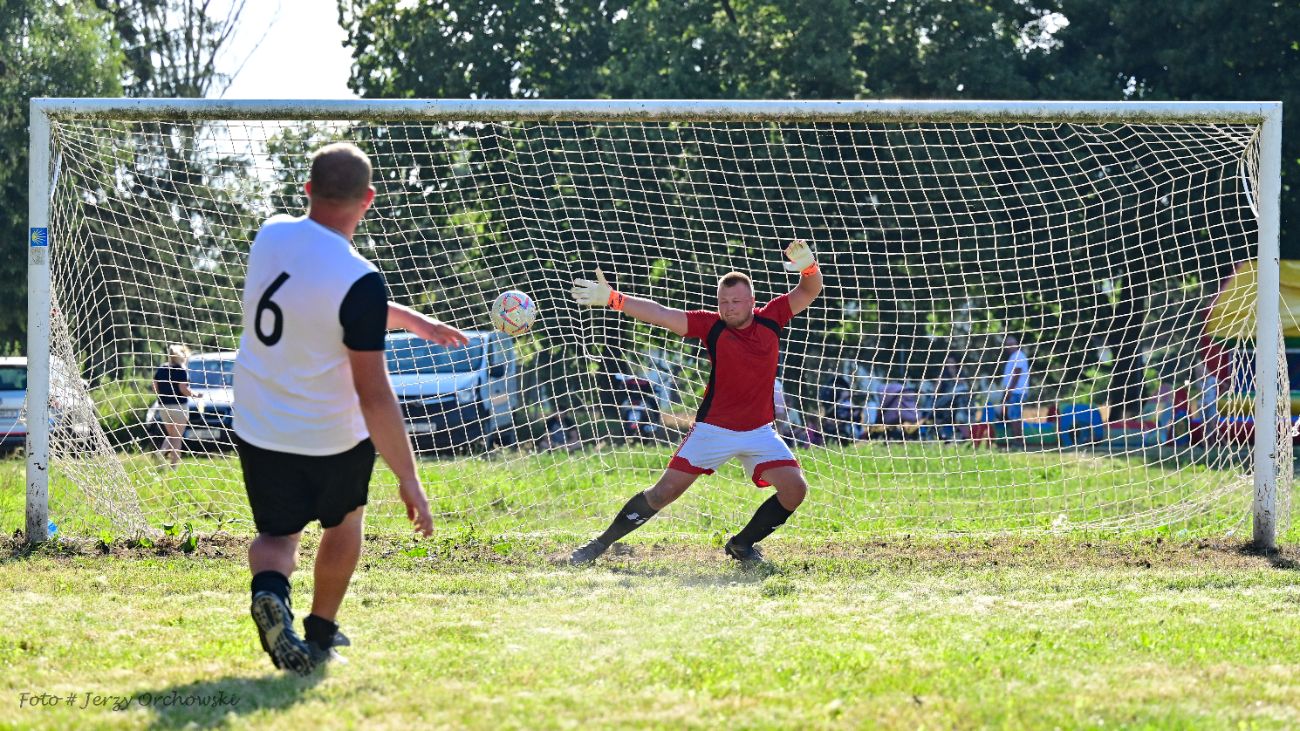 Grali o beczkę piwa. Kolejna odsłona kultowego meczu ZDJĘCIA