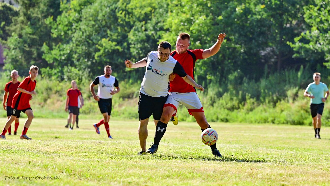 Grali o beczkę piwa. Kolejna odsłona kultowego meczu ZDJĘCIA