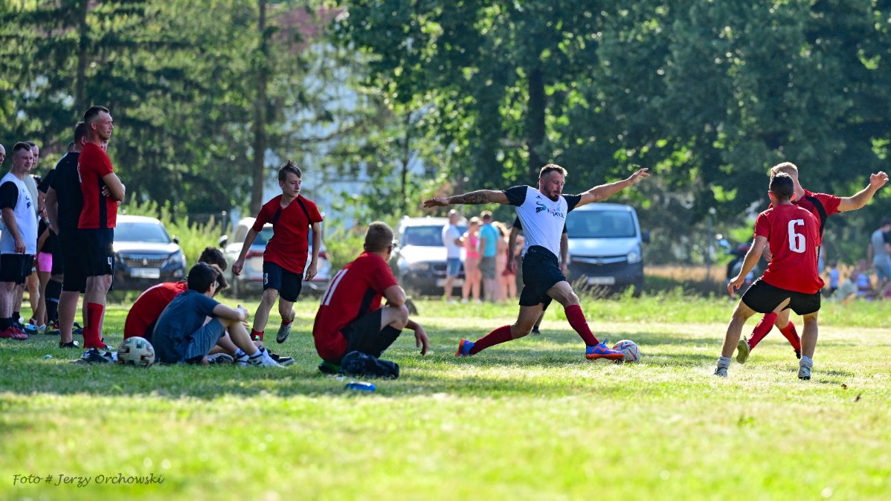 Grali o beczkę piwa. Kolejna odsłona kultowego meczu ZDJĘCIA