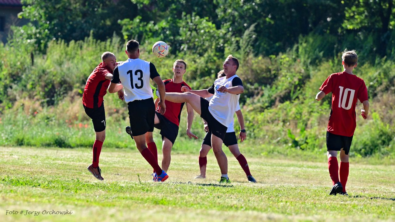 Grali o beczkę piwa. Kolejna odsłona kultowego meczu ZDJĘCIA