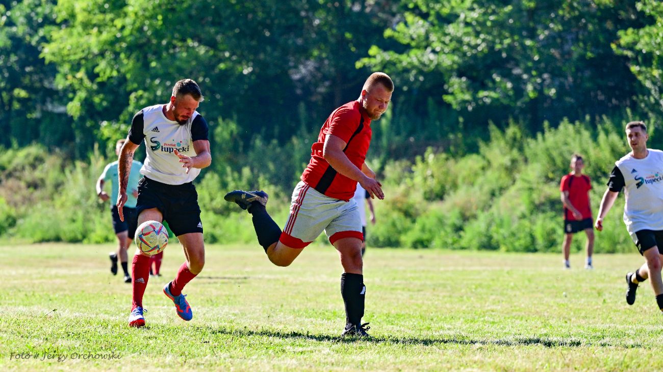 Grali o beczkę piwa. Kolejna odsłona kultowego meczu ZDJĘCIA