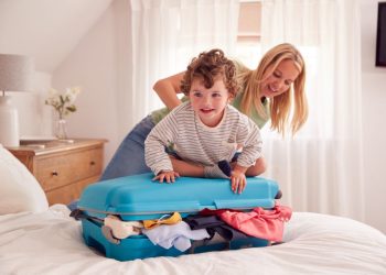 Co spakować na wakacje do ciepłych krajów? Lista niezbędnych rzeczy na wyjazd