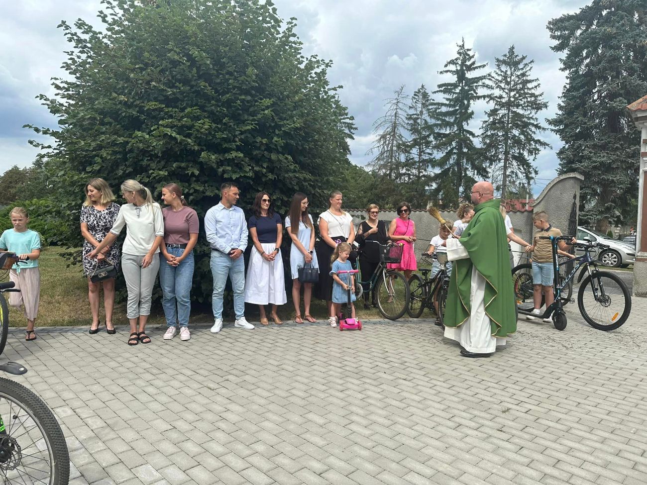 W  Ciążeniu ksiądz poświęcił rowery