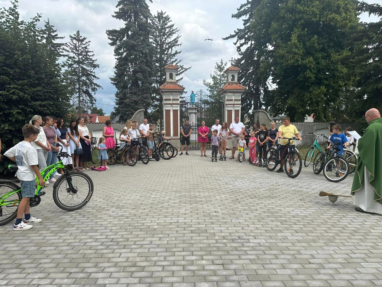 W  Ciążeniu ksiądz poświęcił rowery
