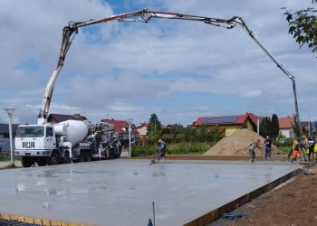 Zalali płytę boiska. Koniec prac coraz bliżej