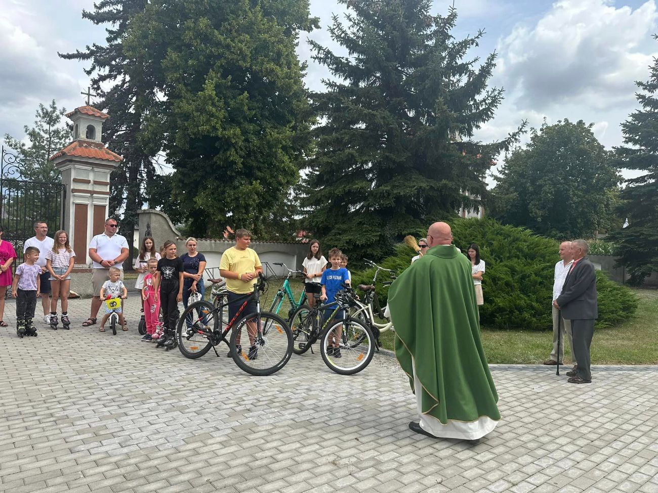 W  Ciążeniu ksiądz poświęcił rowery