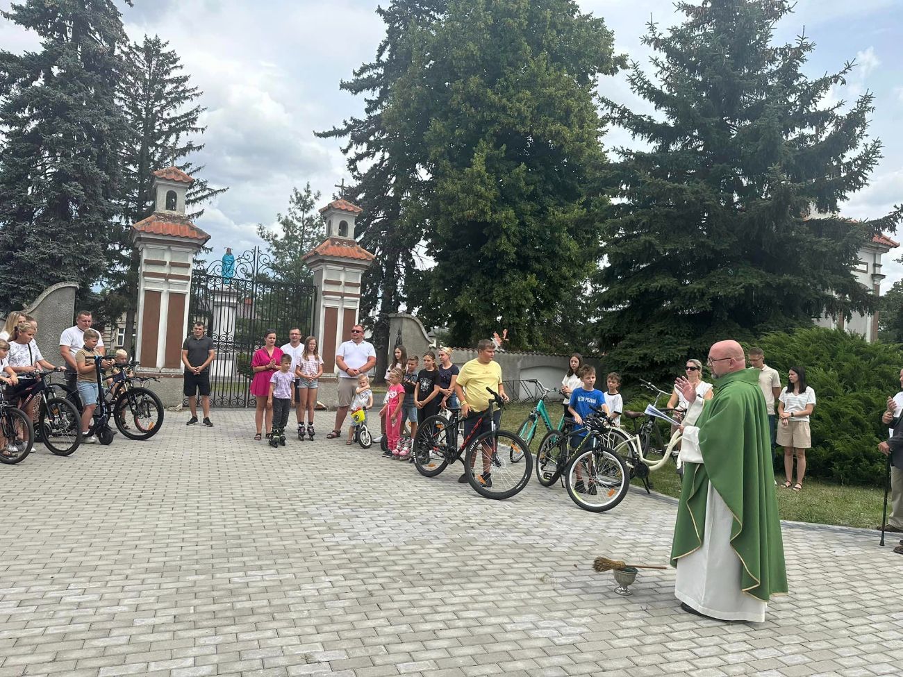 W  Ciążeniu ksiądz poświęcił rowery
