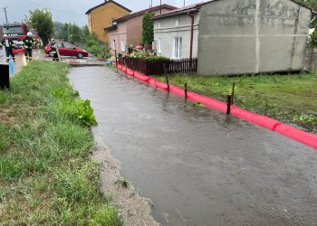 Zagórów w wodzie po porannej ulewie. Strażacy mają pełne ręce roboty