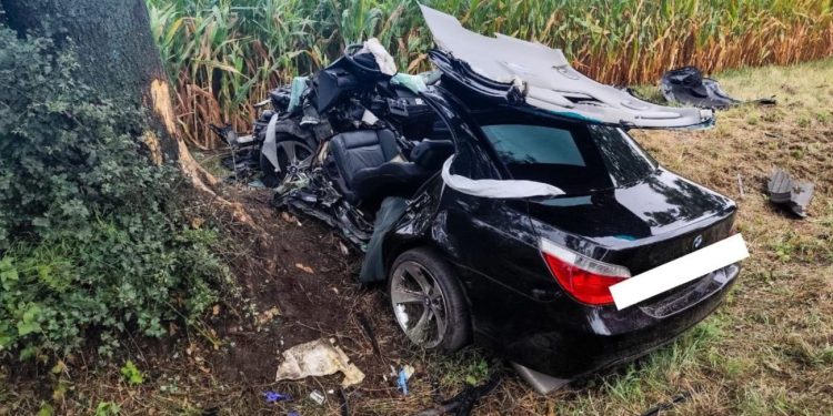 Uderzył w drzewo. Groźnie na K92