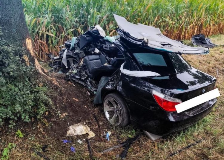 Uderzył w drzewo. Groźnie na K92