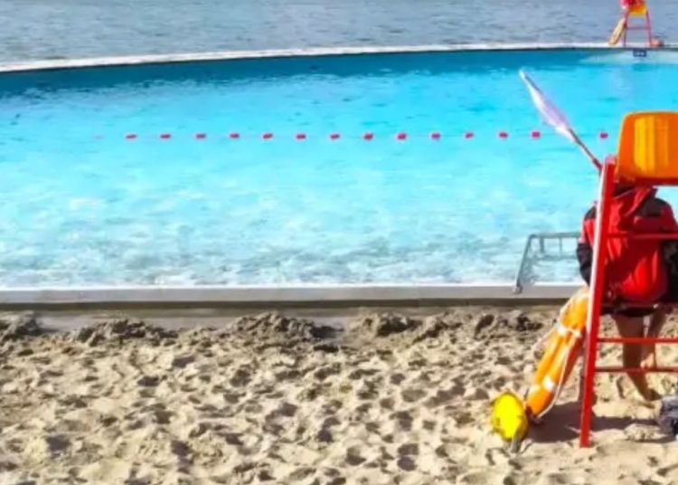 Wyszedł z basenu i stracił przytomność. Był duży problem z wezwaniem pomocy