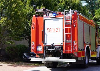 Zabarykadował się w mieszkaniu. Policja wezwała straż