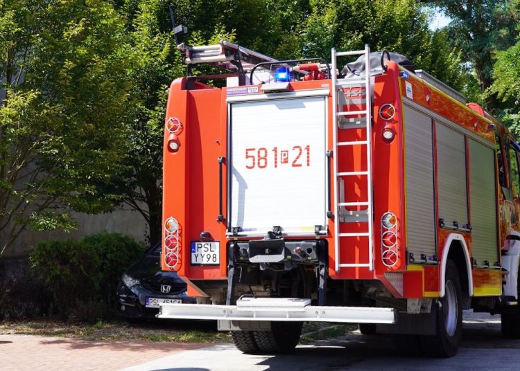 Zabarykadował się w mieszkaniu. Policja wezwała straż