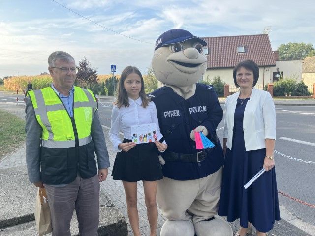 Wójt w odblaskowej kamizelce przy szkołach. Miał ważny przekaz