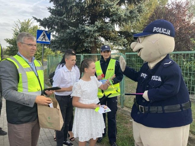 Wójt w odblaskowej kamizelce przy szkołach. Miał ważny przekaz