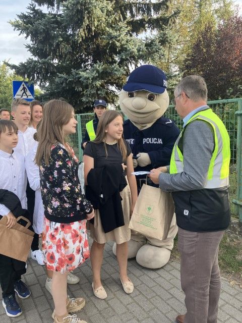 Wójt w odblaskowej kamizelce przy szkołach. Miał ważny przekaz