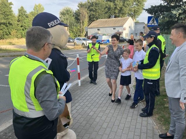 Wójt w odblaskowej kamizelce przy szkołach. Miał ważny przekaz