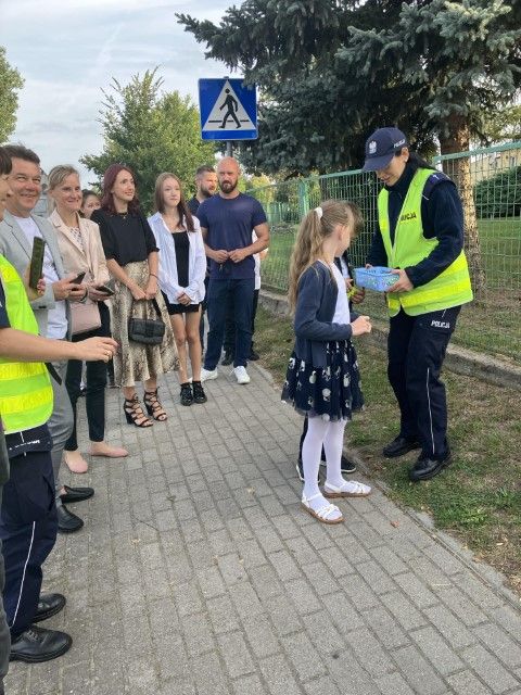 Wójt w odblaskowej kamizelce przy szkołach. Miał ważny przekaz