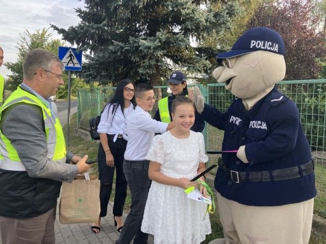 Wójt w odblaskowej kamizelce przy szkołach. Miał ważny przekaz