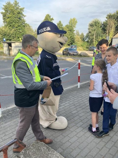 Wójt w odblaskowej kamizelce przy szkołach. Miał ważny przekaz