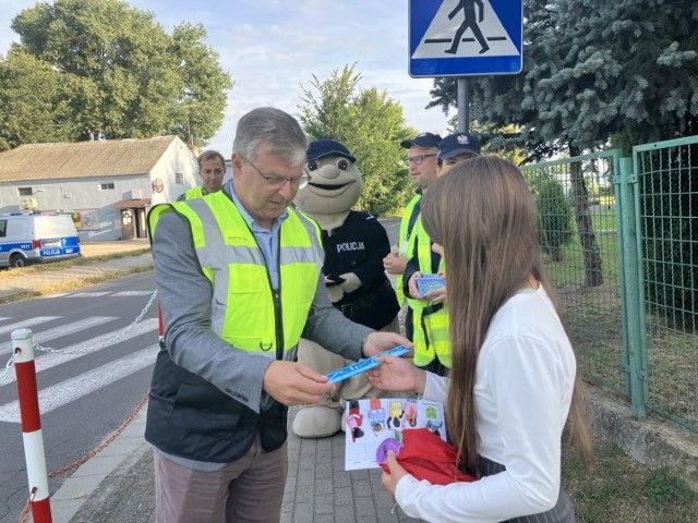 Wójt w odblaskowej kamizelce przy szkołach. Miał ważny przekaz